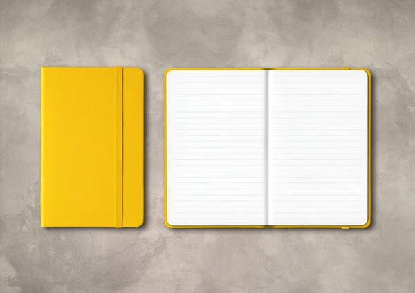 黄色の閉じた開いたラインノートブックは 具体的な背景に隔離されたモックアップ — ストック写真