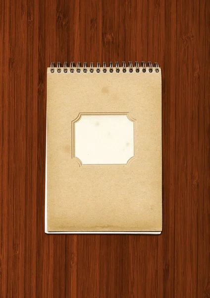 Vintage Spirale Chiudere Notebook Copertina Carta Marrone Isolato Sfondo Legno — Foto Stock