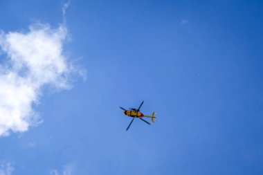 Pralognan / Fransa - 10 Ağustos 2020: Gökteki dağ kurtarma helikopteri, Vanoise Ulusal Parkı, Fransız Alpleri