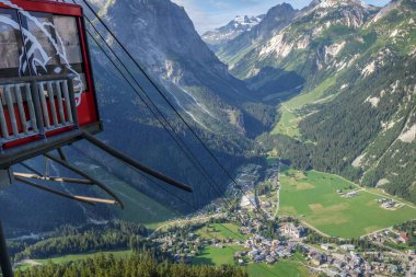 Pralognan / Fransa - 9 Ağustos 2020: Fransız Alplerinde şehir ve dağların manzarası