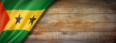 Klasik ahşap duvarda Sao Tome ve Principe bayrağı. Yatay panoramik pankart.