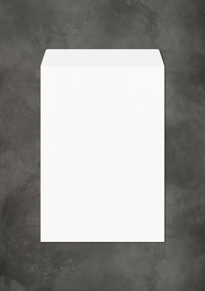 Великий Макет Білого Конверта Ізольований Темному Бетонному Фоні — стокове фото