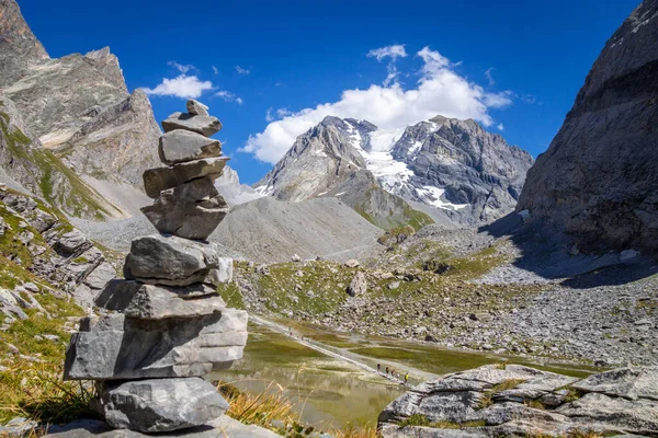 Cairn Frente Lago Cow Lac Des Vaches Parque Nacional Vanoise —  Fotos de Stock