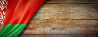 Klasik ahşap duvarda Belarus bayrağı. Yatay panoramik pankart.