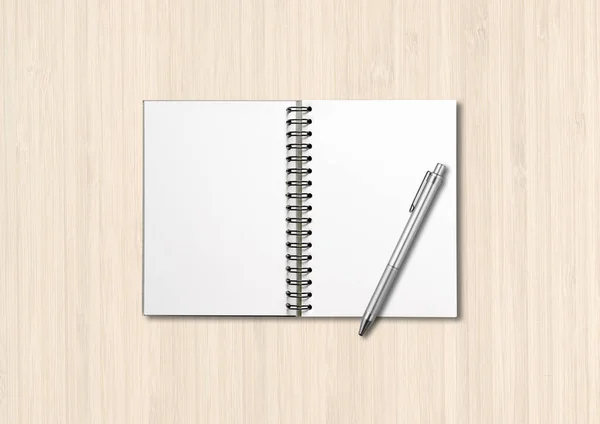 Bianco Aperto Spirale Notebook Mockup Penna Isolato Sfondo Legno Bianco — Foto Stock