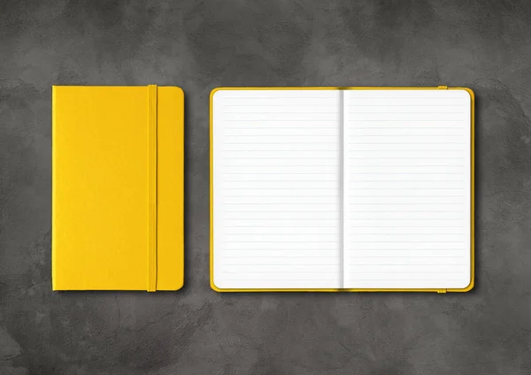 Geel Gesloten Open Bekleed Notebooks Mockup Geïsoleerd Donkere Betonnen Achtergrond — Stockfoto