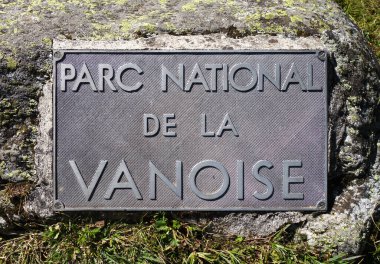 Pralognan / Fransa - 19 Ağustos 2020: Vanoise Ulusal Parkı Giriş İşareti, Fransız Alpleri
