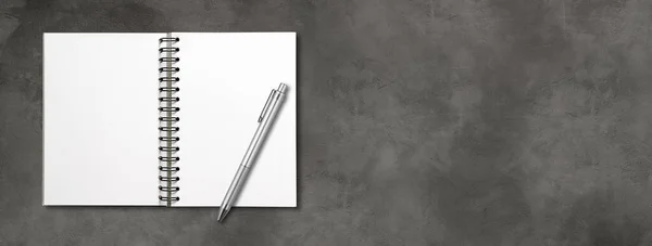 Κενό Ανοικτό Σπιράλ Notebook Mockup Και Στυλό Απομονώνονται Σκούρο Τσιμεντένιο — Φωτογραφία Αρχείου