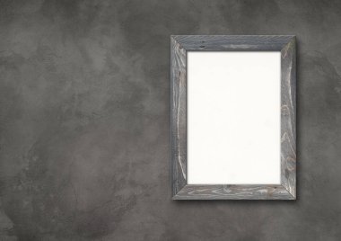 Koyu beton duvarda asılı eski gri ahşap resim çerçevesi. Yatay pankart. Boş model şablonu