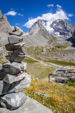 Cow Gölü 'nün önündeki Cairn, Vanoise Ulusal Parkı' ndaki Lac des Vaches, Fransız Alpleri.