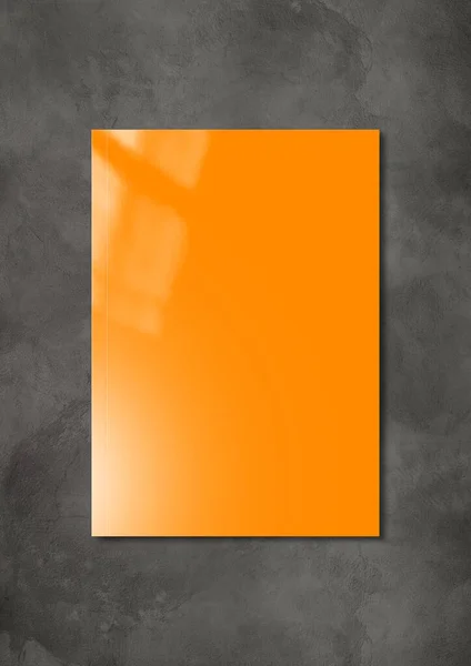 Pomarańczowa Okładka Broszury Izolowana Ciemnym Betonowym Tle Szablon Makiety — Zdjęcie stockowe