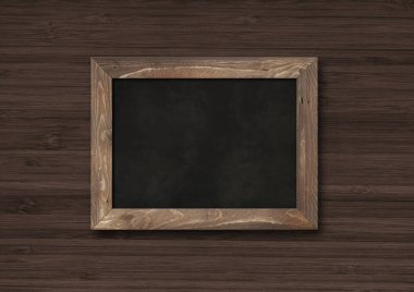 Eski kırsal kara tahta, koyu ahşap bir arka planda izole edilmiş. Boş yatay model şablonu