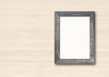 Ahşap bir duvarda asılı eski gri bir ahşap çerçeve. Yatay pankart. Boş model şablonu