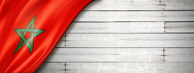 Eski beyaz duvarda Fas bayrağı var. Yatay panoramik pankart.