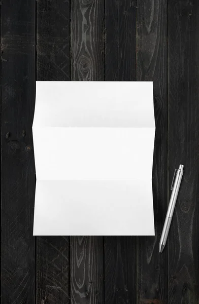 Blank Składany Biały Kartka Makieta Długopis Izolowane Czarnym Tle Drewna — Zdjęcie stockowe