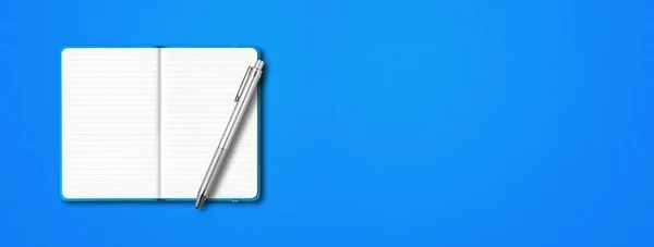 Cyan Ανοικτή Επένδυση Σημειωματάριο Mockup Ένα Στυλό Απομονώνονται Μπλε Φόντο — Φωτογραφία Αρχείου