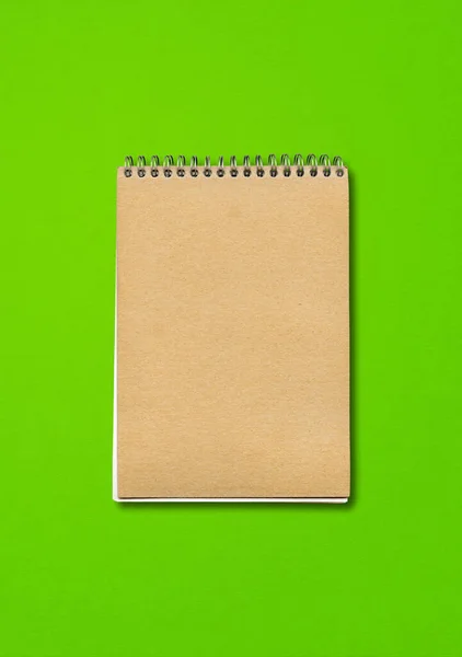 Cuaderno Espiral Cerrado Maqueta Cubierta Papel Marrón Aislado Sobre Fondo —  Fotos de Stock