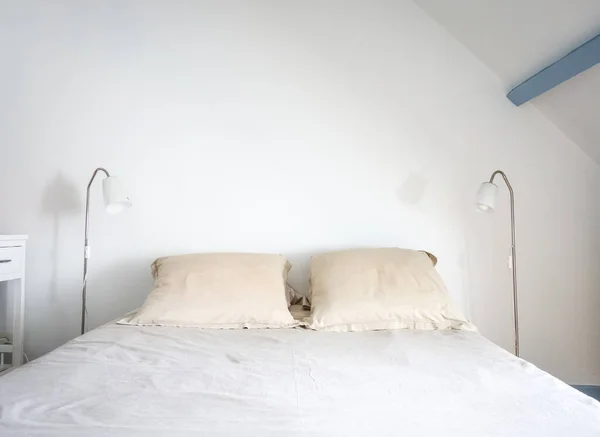 Кровать Лампа Белой Спальне Фон Белой Стены — стоковое фото