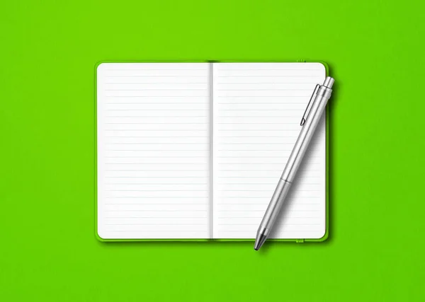 Verde Aberto Forrado Notebook Mockup Com Uma Caneta Isolada Fundo — Fotografia de Stock