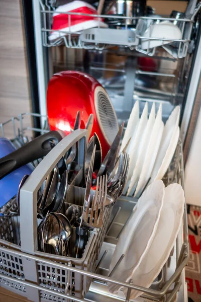 Buka Mesin Cuci Piring Dapur Tampilan Close — Stok Foto