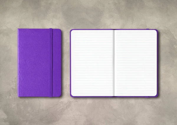 紫色の閉じた開いた裏地付きノートブックモックアップは 具体的な背景に隔離されました — ストック写真