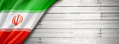 İran bayrağı eski beyaz duvarda. Yatay panoramik pankart.