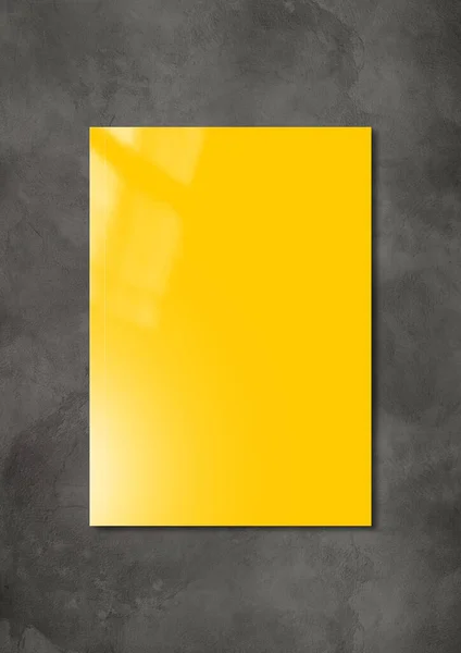 Gelber Booklet Einband Isoliert Auf Dunklem Betonhintergrund Attrappe — Stockfoto