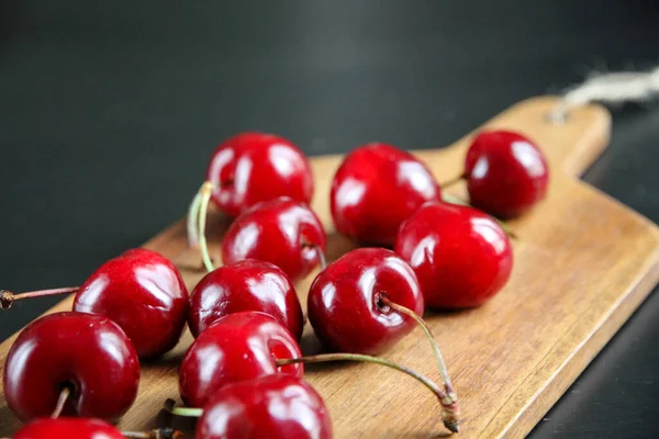 Cerises Fraîches Biologiques Sur Une Planche Découper Bois — Photo