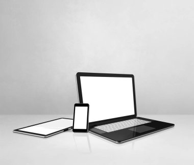 Laptop, cep telefonu ve dijital tablet beyaz beton ofis masasında. 3B Görüntü
