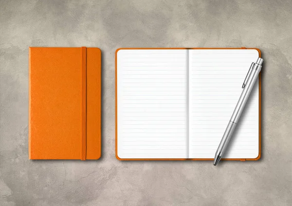 Orange Closed Open Lined Notebooks Pen Образец Изолирован Бетонном Фоне — стоковое фото