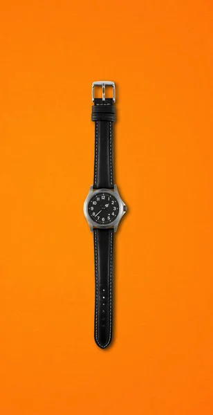Schwarze Armbanduhr Auf Orangefarbenem Hintergrund — Stockfoto