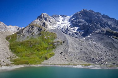 Uzun göl ve Fransız Alplerinde Büyük Casse Alp buzulları manzarası