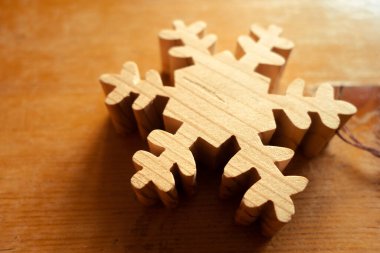 Tahta kar tanesi Noel süsü. Arkaplan dekorasyonu