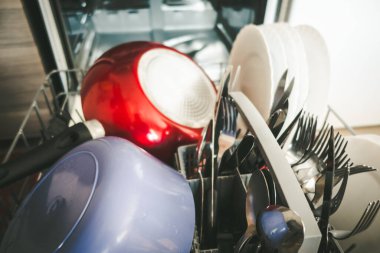 Mutfakta bulaşık makinesini aç. Yakın görünüm
