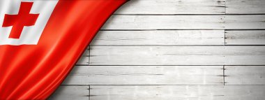 Eski beyaz duvarda Tonga bayrağı var. Yatay panoramik pankart.