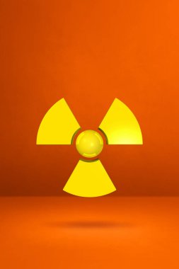 Turuncu stüdyo arka planında izole edilmiş radyoaktif sembol. 3B illüstrasyon