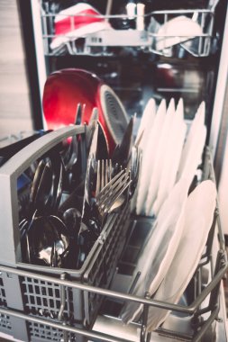 Mutfakta bulaşık makinesini aç. Yakın görünüm