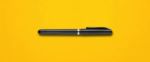 Penna Feltro Nero Isolato Sfondo Banner Giallo — Foto Stock