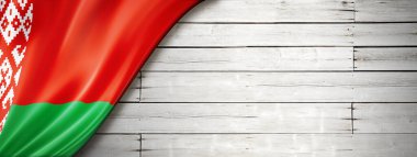 Beyaz bayrak eski beyaz duvarda. Yatay panoramik pankart.