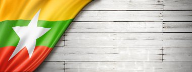 Eski beyaz duvarda Burma Myanmar bayrağı var. Yatay panoramik pankart.