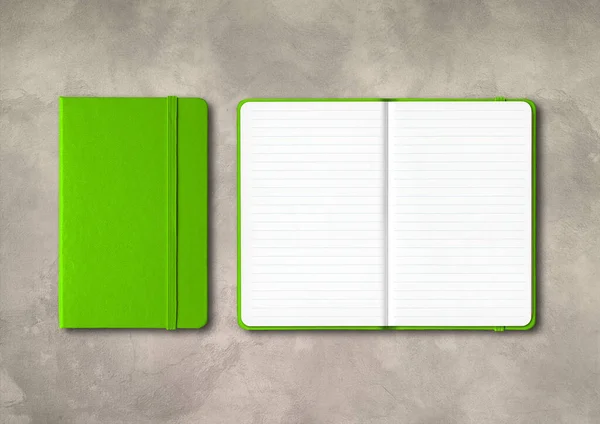 Verde Fechado Aberto Alinhado Notebooks Mockup Isolado Fundo Concreto — Fotografia de Stock