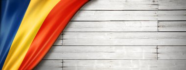 Eski beyaz duvarda Chad bayrağı var. Yatay panoramik pankart.