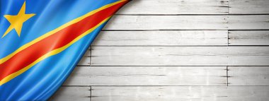 Eski beyaz duvarda Demokratik Kongo Cumhuriyeti bayrağı var. Yatay panoramik pankart.