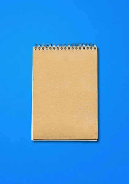 Spiral Fechado Notebook Mockup Capa Papel Marrom Isolado Fundo Azul — Fotografia de Stock