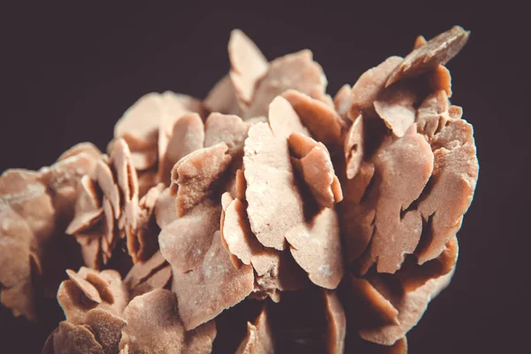 Cristallo Rosa Del Deserto Isolato Sfondo Nero Vista Vicino — Foto Stock