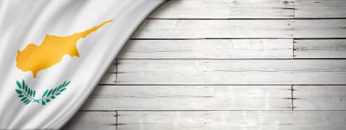 Eski beyaz duvarda Kıbrıs bayrağı var. Yatay panoramik pankart.