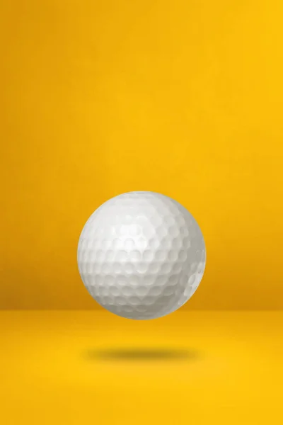 Белый Мяч Гольфа Изолирован Жёлтом Фоне Студии Иллюстрация — стоковое фото