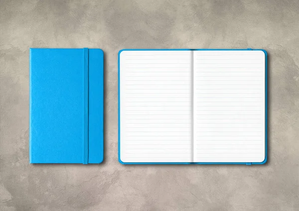Cuadernos Azules Cerrados Abiertos Forrados Maqueta Aislada Sobre Fondo Hormigón —  Fotos de Stock