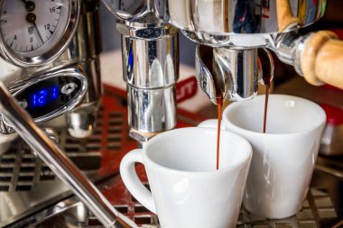 Paris - Fransa - 1 Aralık 2020 Lelit kahve makinesi, percolatör, yakın çekim görüş. Bar arkaplanı.