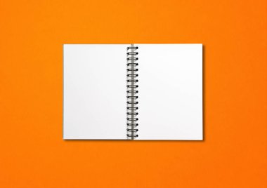 Boş spiral defter modeli turuncu arkaplanda izole edildi